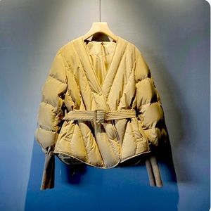 Cute statement piece Puffer / Beige / New & Never worn